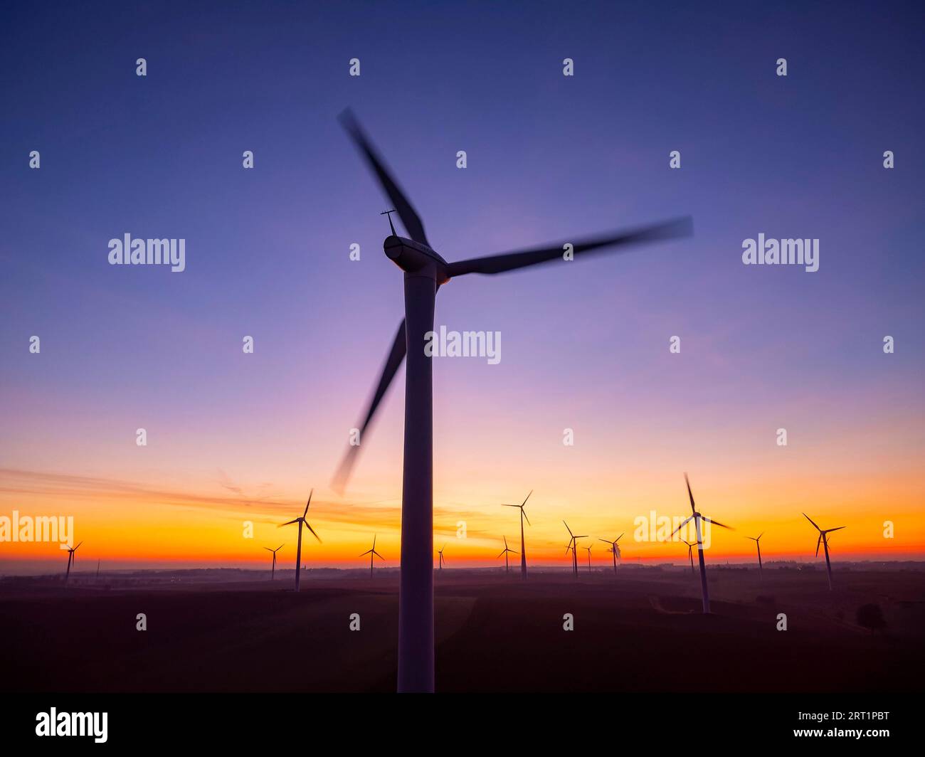 Datum der Inbetriebnahme: Nur möglich mit der Premium-Version 12: Neg Micon NM64 1500 (Nennleistung 1 500 kW) (Durchmesser 64 m) Turm Stockfoto