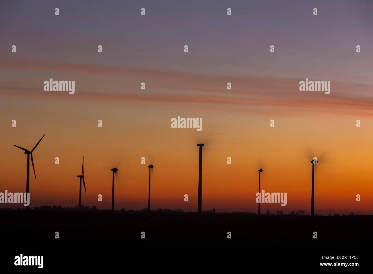 Datum der Inbetriebnahme: Nur möglich mit der Premium-Version 12: Neg Micon NM64 1500 (Nennleistung 1 500 kW) (Durchmesser 64 m) Turm Stockfoto