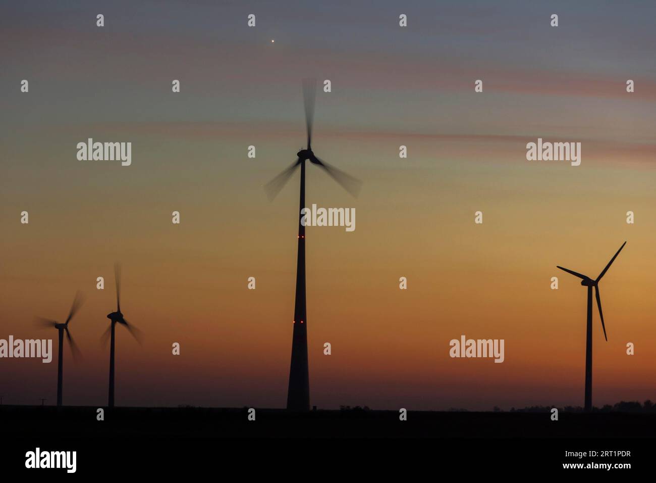 Datum der Inbetriebnahme: Nur möglich mit der Premium-Version 12: Neg Micon NM64 1500 (Nennleistung 1 500 kW) (Durchmesser 64 m) Turm Stockfoto
