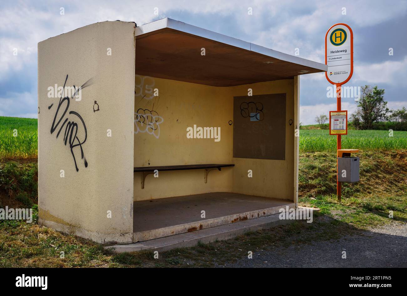 Bushaltestelle, der Bus ist gerade weg Stockfoto