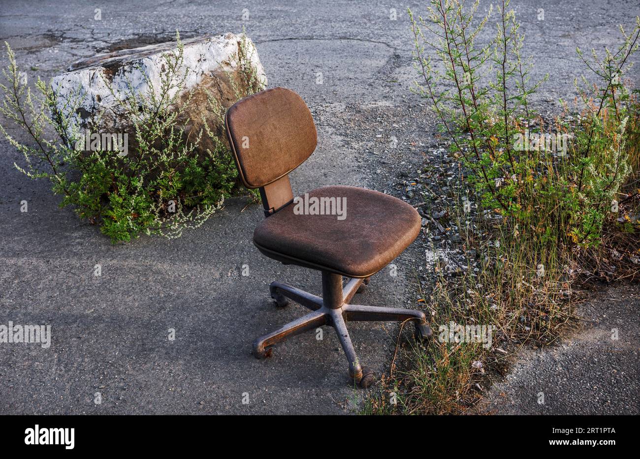 Ein alter Stuhl wurde weggeworfen Stockfoto