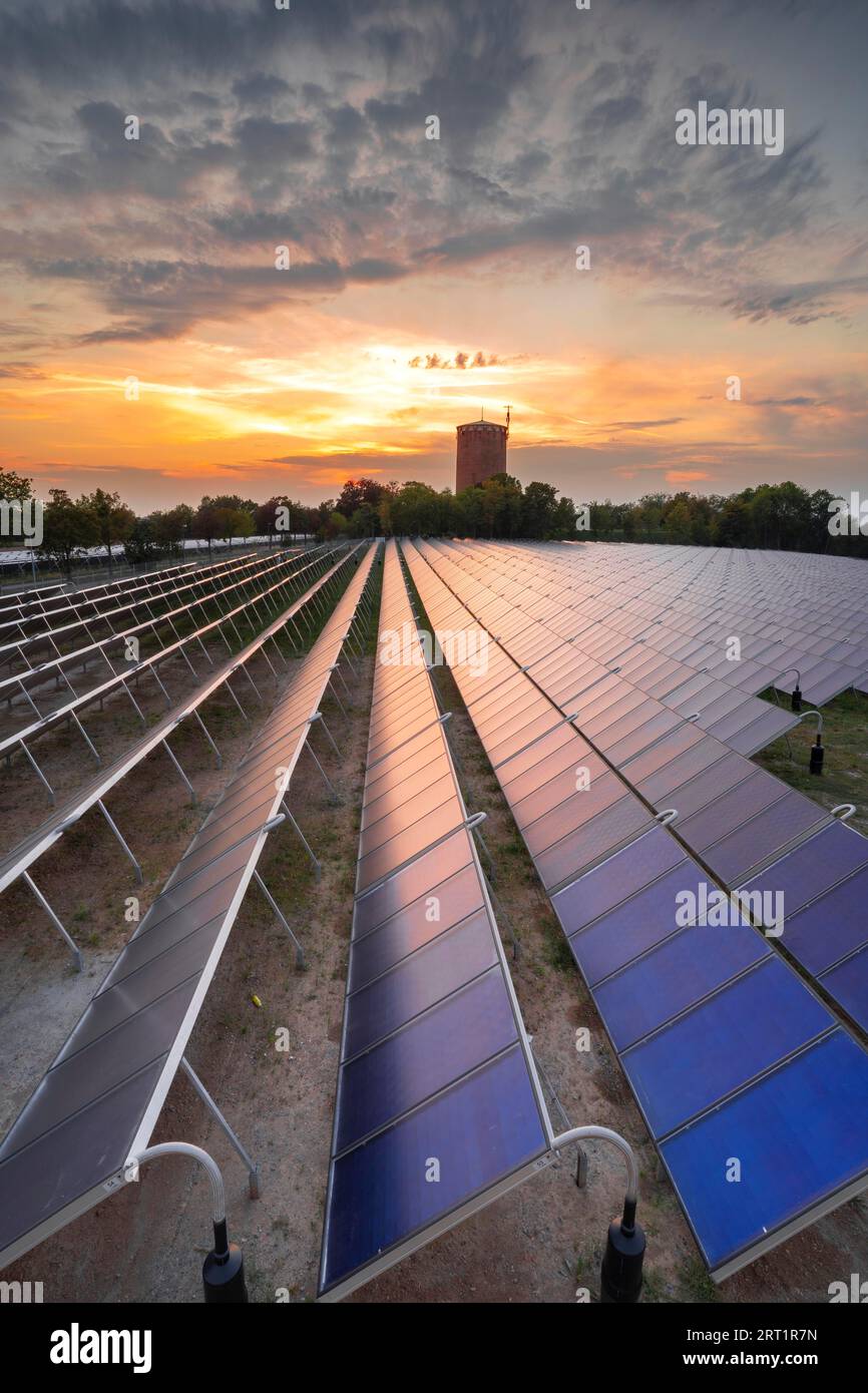 Riesiges solarthermisches Kraftwerk für Fernwärme in Ludwigsburg, Baden-Württemberg, Deutschland Stockfoto