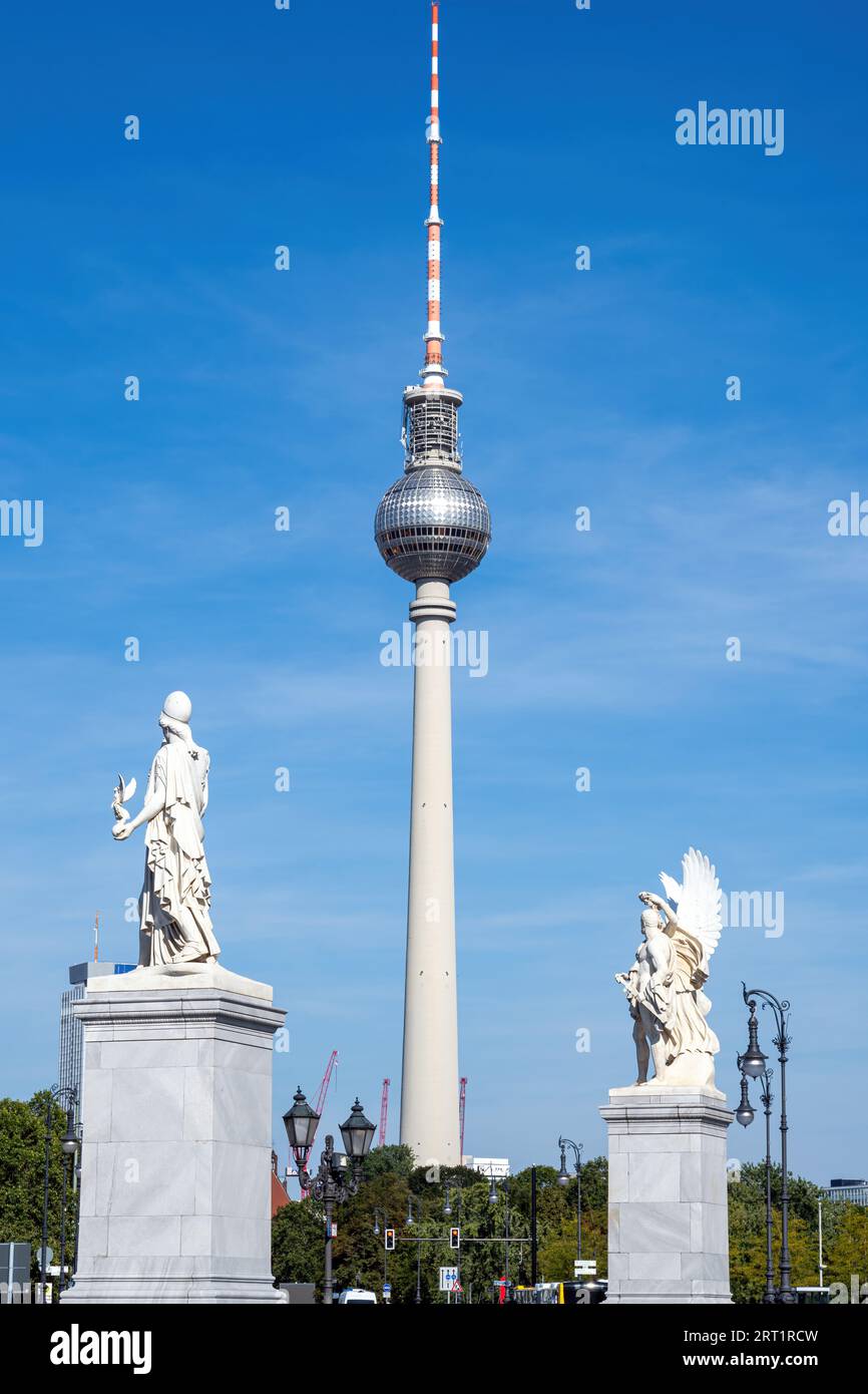 Der berühmte Berliner Fernsehturm mit zwei weißen Skulpturen Stockfoto