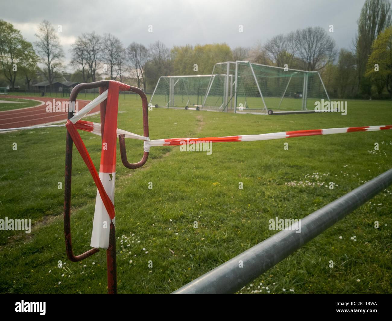 Außenfußballplatz während der Sperrung der Corona-Pandemie am Ostermontag 2020 in Regensburg, Bayern, Deutschland, mit Klebeband blockiert Stockfoto