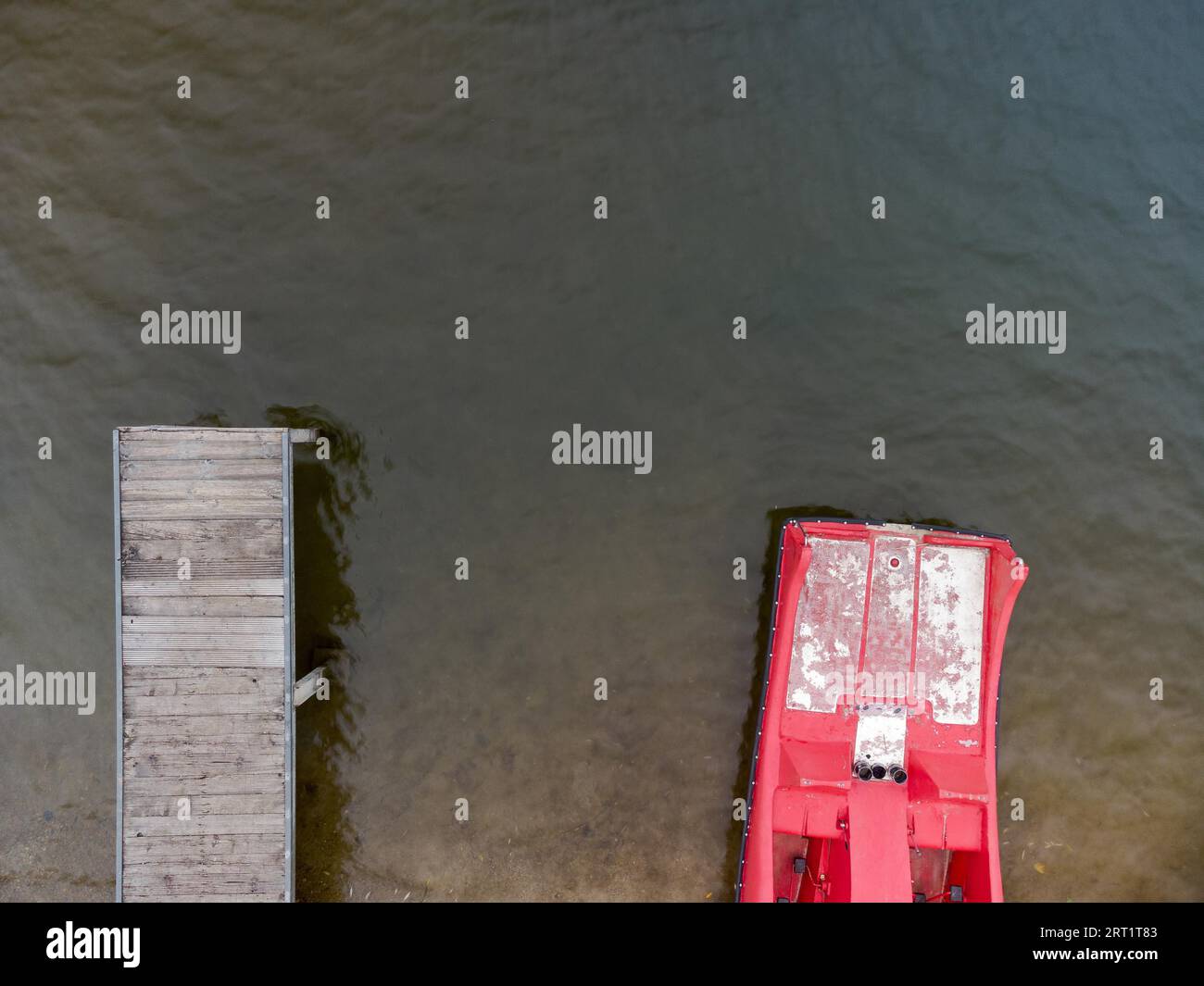 Luftaufnahme von oben nach unten Drohne von hölzernen Pier für Schwimmer Und rote Tretboot am Strand am See der lokalen Erholungsgebiet Stockfoto