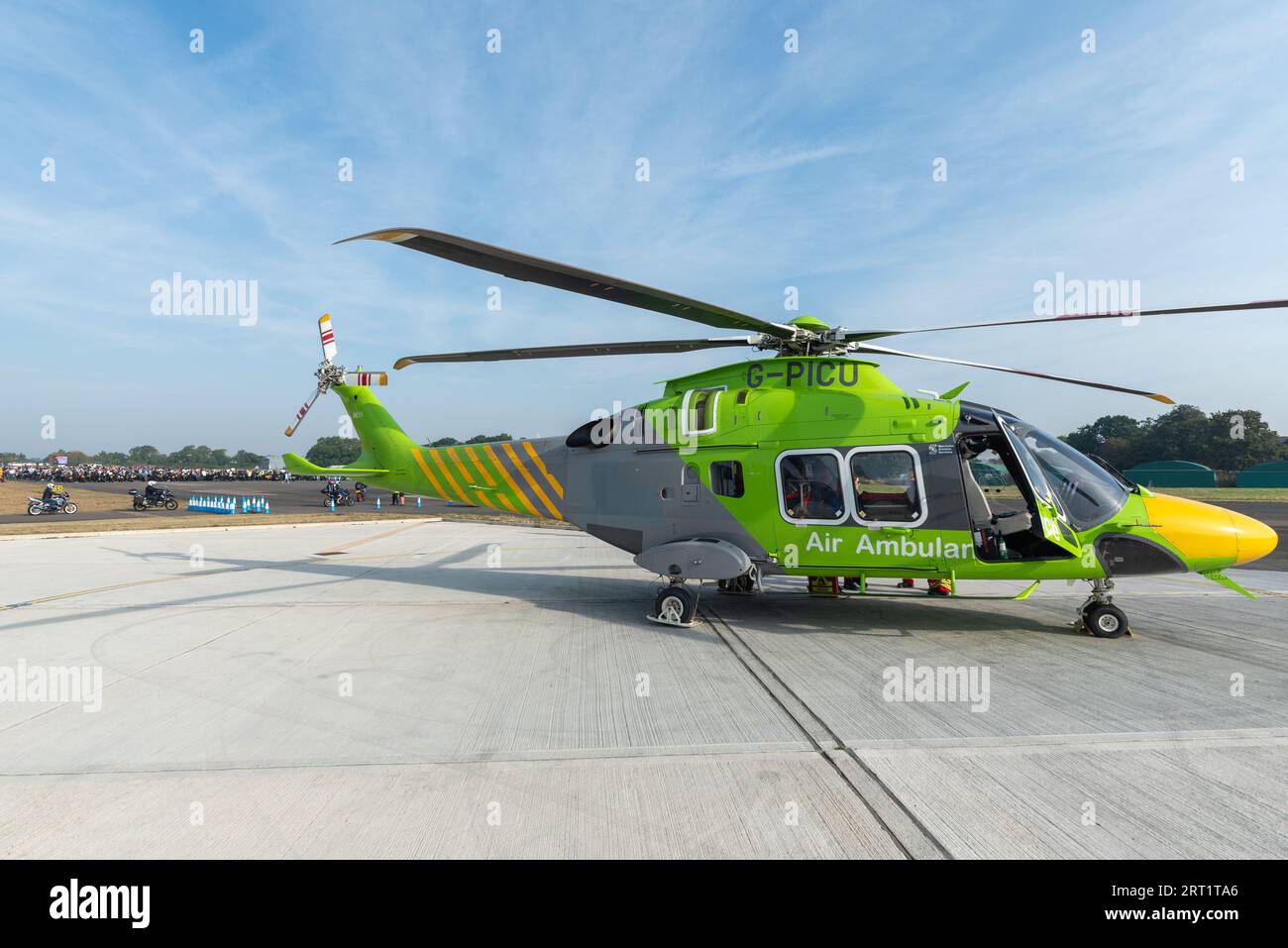 North Weald, Essex, Großbritannien. September 2023. Rund 2500 Motorradfahrer haben sich auf dem North Weald Airfield Base des Air Ambulance Helikopters versammelt, um Spenden für den Air Ambulance Service zu sammeln, bevor sie mit Polizeieskorte nach Harwich zu einer 60 Meilen langen Fahrt im Konvoi aufbrechen. Die Fahrt wird voraussichtlich rund 250.000 £ für die Wohltätigkeitsorganisation sammeln Stockfoto