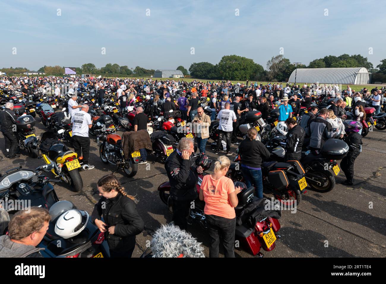 North Weald, Essex, Großbritannien. September 2023. Rund 2500 Motorradfahrer haben sich auf dem North Weald Airfield Base des Air Ambulance Helikopters versammelt, um Spenden für den Air Ambulance Service zu sammeln, bevor sie mit Polizeieskorte nach Harwich zu einer 60 Meilen langen Fahrt im Konvoi aufbrechen. Das Blue Knights International Law Enforcement Motorcycle Club England VII-Team aus Servierern und Ex-Service-Offizieren hat sich mit der Essex Police zusammengetan, um eine rollende Straßenblockbegleitung bereitzustellen. Die Fahrt wird voraussichtlich rund 250.000 £ für die Wohltätigkeitsorganisation sammeln Stockfoto