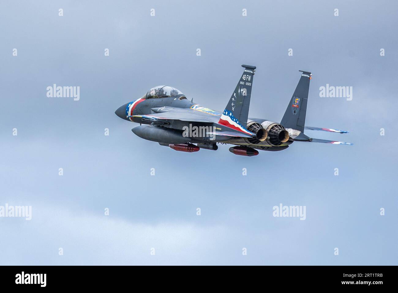 U.S. Air Force 48th Fighter Wing New Heritage F-15E Strike Eagle Ankunft in RAF Fairford, um im Royal International Air Tattoo 2023 zu parken Stockfoto