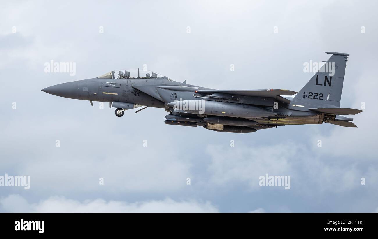 United States Air Force - McDonnell Douglas F-15E Strike Eagle, Ankunft in RAF Fairford für die Royal International Air Tattoo 2023. Stockfoto