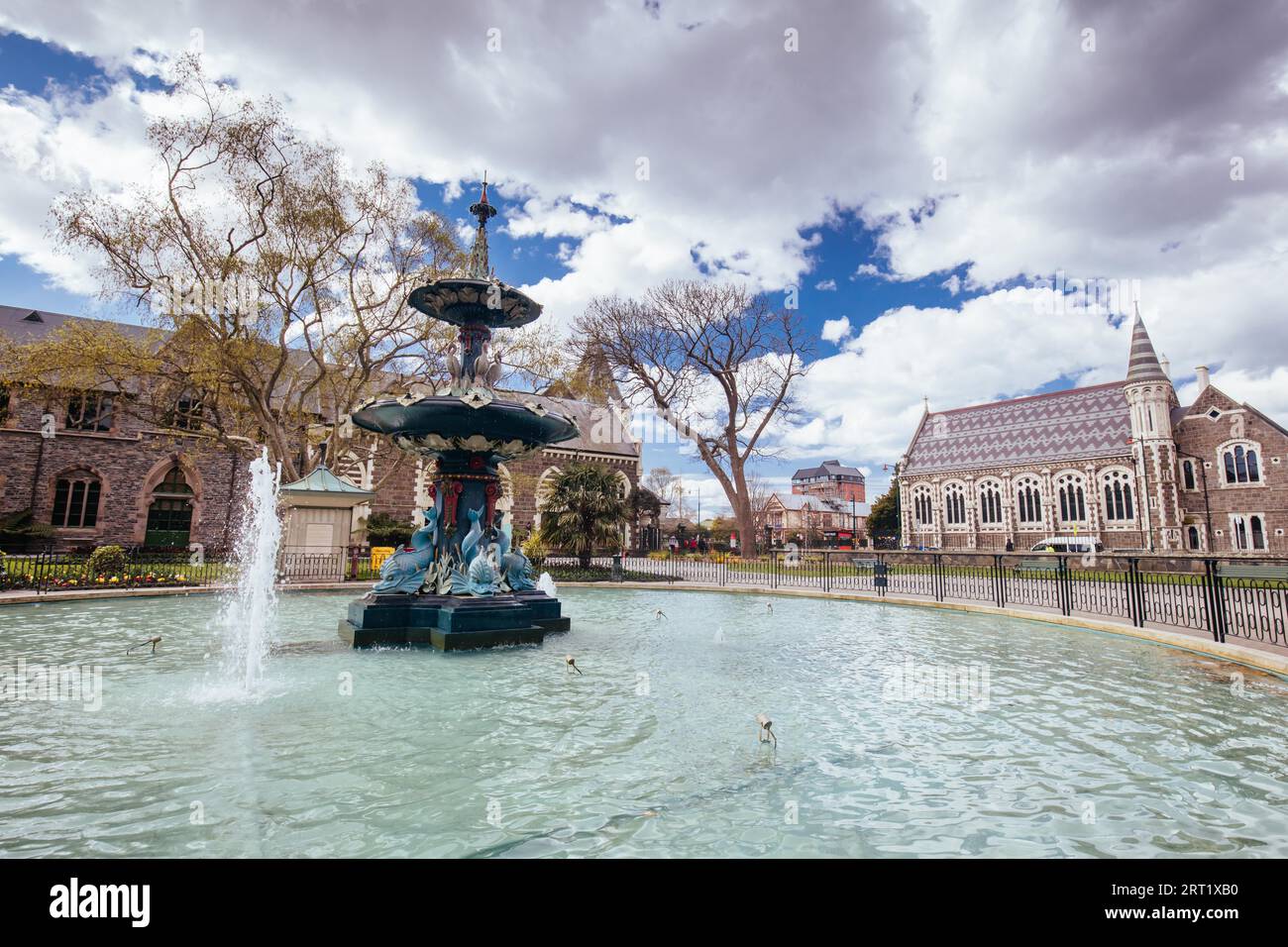 Der historische Pfauenbrunnen an einem warmen Frühlingstag in den Christchurch Botanic Gardens in Neuseeland Stockfoto