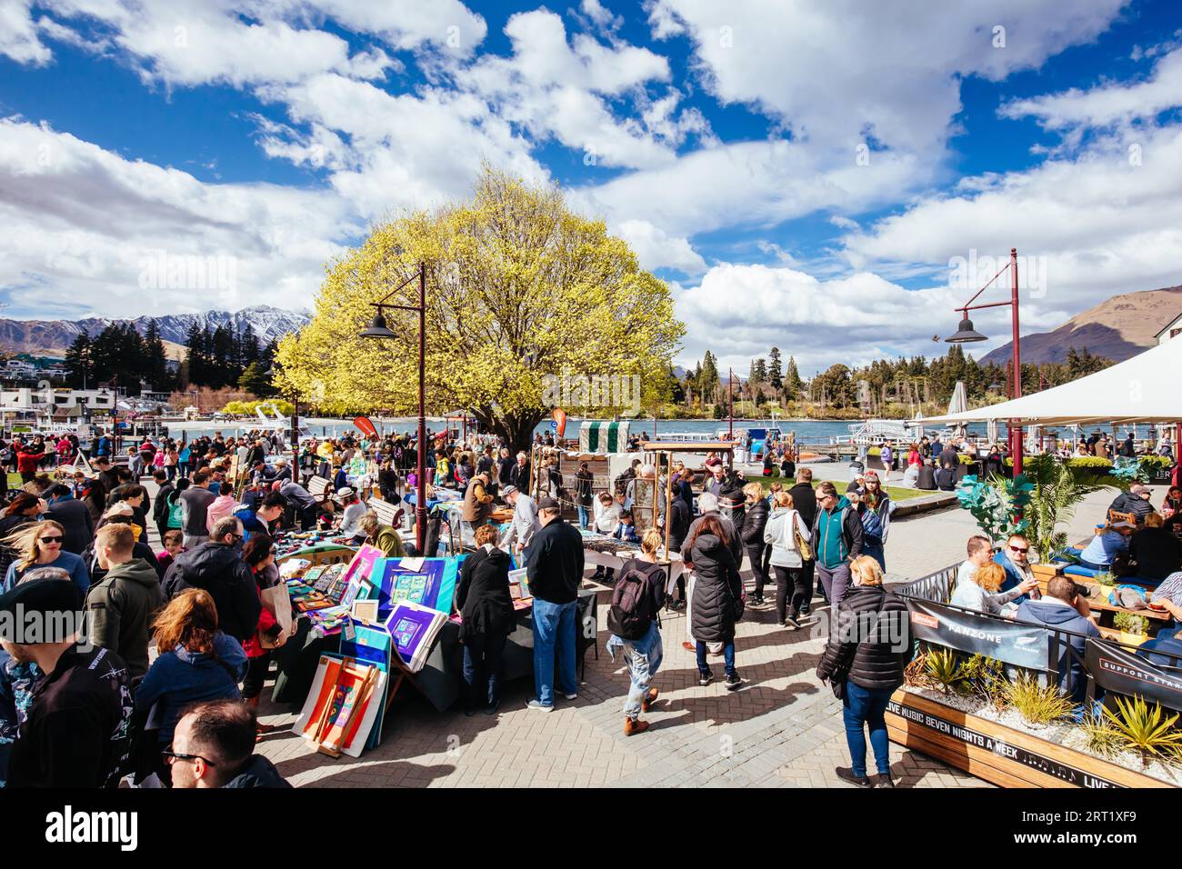 Queenstown, Neuseeland, September 28 2019: Der berühmte Queenstown Farmers Market im Earnslaw Park an einem sonnigen Frühlingstag in Neuseeland Stockfoto