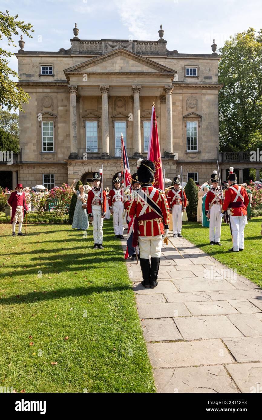 Jane Austen Festival 2023. Die Grand Regency Coastumed Promenade, wo Menschen aus der ganzen Welt an der Eröffnungsprozession des Festivals teilnehmen, Bath, UK Stockfoto