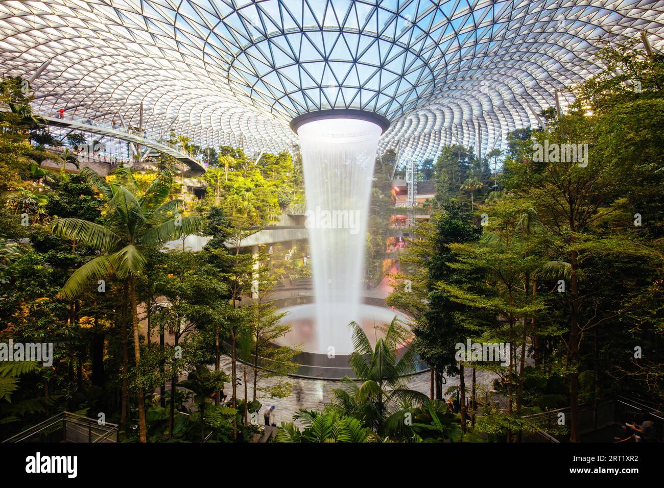 Changi, Singapur, November 26 2019: Das weltberühmte Juwel am Flughafen Changi, dem größten Indoor-Wasserbrunnen der Welt Stockfoto
