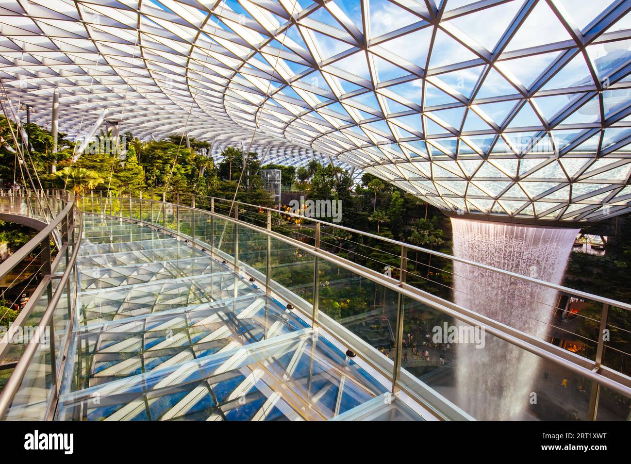 Changi, Singapur, November 26 2019: Das weltberühmte Juwel am Flughafen Changi, dem größten Indoor-Wasserbrunnen der Welt Stockfoto