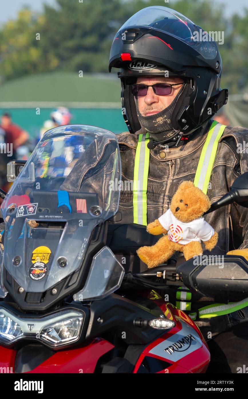 North Weald, Essex, Großbritannien. September 2023. Rund 2500 Motorradfahrer haben sich auf dem North Weald Airfield Base des Air Ambulance Helikopters versammelt, um Spenden für den Air Ambulance Service zu sammeln, bevor sie mit Polizeieskorte nach Harwich zu einer 60 Meilen langen Fahrt im Konvoi aufbrechen. Das Blue Knights International Law Enforcement Motorcycle Club England VII-Team aus Servierern und Ex-Service-Offizieren hat sich mit der Essex Police zusammengetan, um eine rollende Straßenblockbegleitung bereitzustellen. Die Fahrt wird voraussichtlich rund 250.000 £ für die Wohltätigkeitsorganisation sammeln Stockfoto