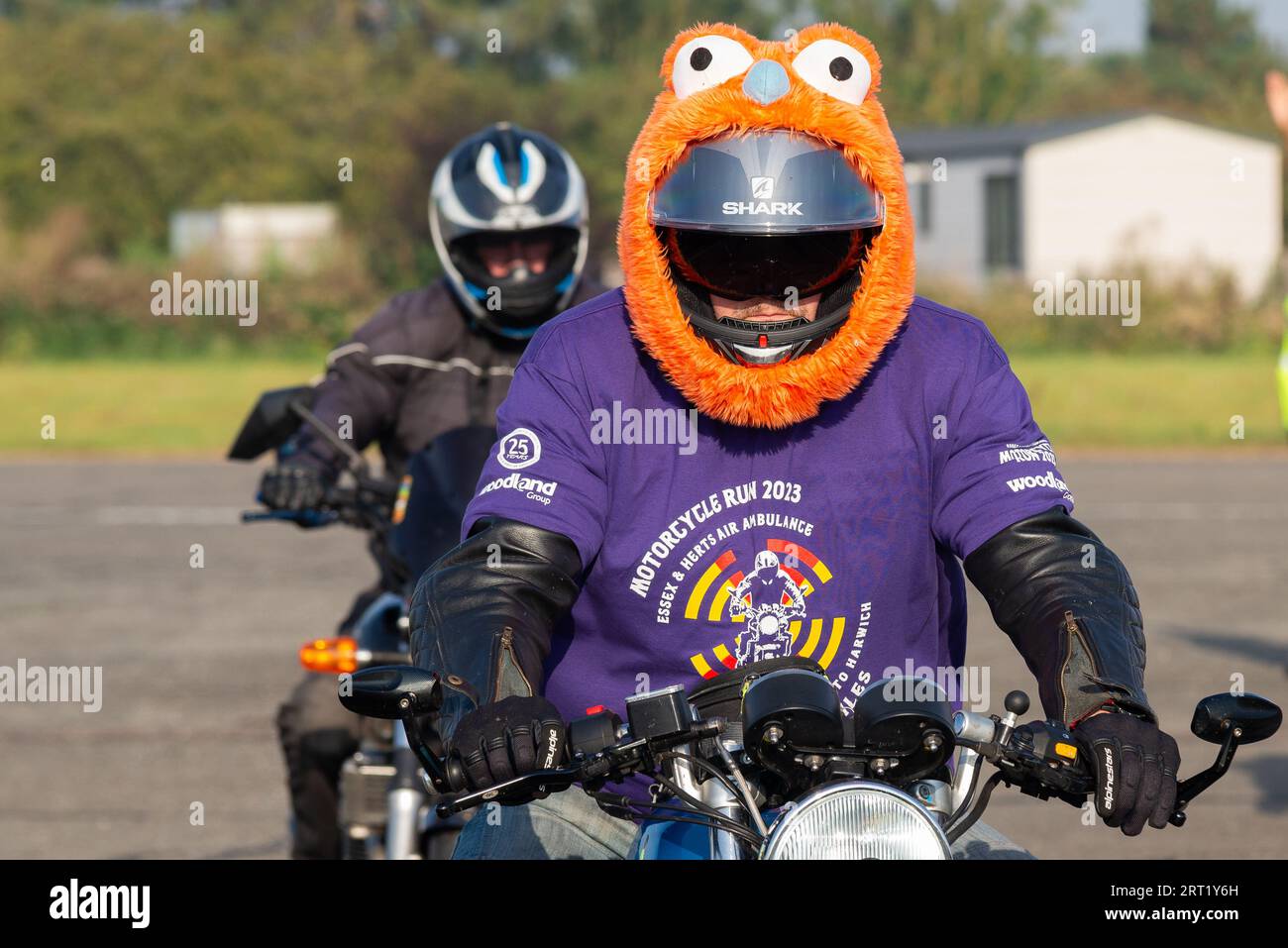 North Weald, Essex, Großbritannien. September 2023. Rund 2500 Motorradfahrer haben sich auf dem North Weald Airfield Base des Air Ambulance Helikopters versammelt, um Spenden für den Air Ambulance Service zu sammeln, bevor sie mit Polizeieskorte nach Harwich zu einer 60 Meilen langen Fahrt im Konvoi aufbrechen. Das Blue Knights International Law Enforcement Motorcycle Club England VII-Team aus Servierern und Ex-Service-Offizieren hat sich mit der Essex Police zusammengetan, um eine rollende Straßenblockbegleitung bereitzustellen. Die Fahrt wird voraussichtlich rund 250.000 £ für die Wohltätigkeitsorganisation sammeln Stockfoto