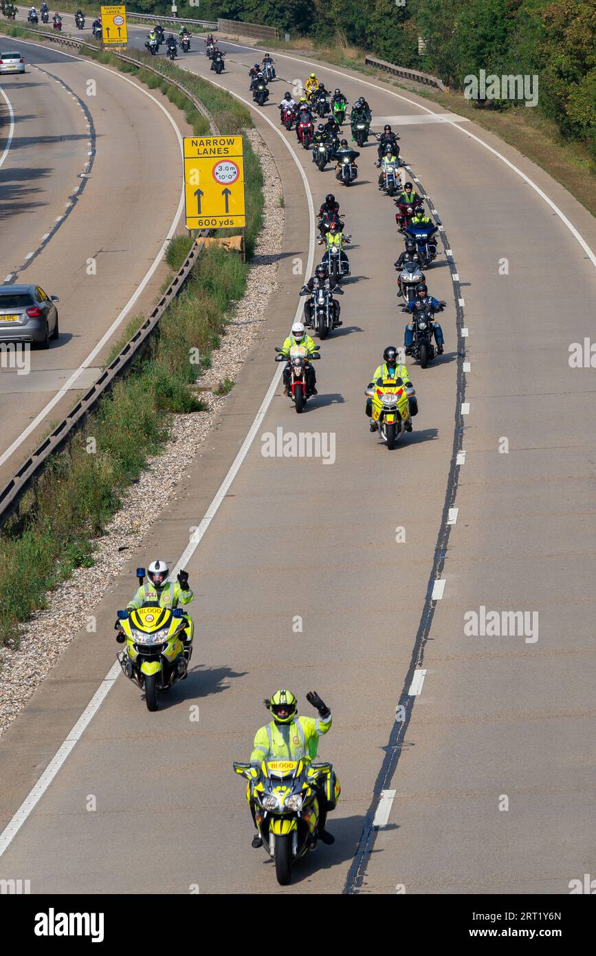 A12, Essex, Großbritannien. September 2023. Rund 2500 Motorradfahrer haben sich auf dem North Weald Airfield Base des Air Ambulance Helikopters versammelt, um Spenden für den Air Ambulance Service zu sammeln, bevor sie mit Polizeieskorte nach Harwich zu einer 60 Meilen langen Fahrt im Konvoi aufbrechen. Das Blue Knights International Law Enforcement Motorcycle Club England VII-Team aus Servierern und Ex-Service-Offizieren hat sich mit der Essex Police zusammengetan, um eine rollende Straßenblockbegleitung bereitzustellen, während der Konvoi zur A12 und anderen Straßen fährt. Die Fahrt wird voraussichtlich rund 250.000 £ für die Wohltätigkeitsorganisation sammeln. Stockfoto