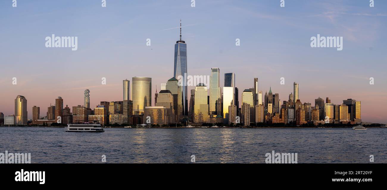New York City, USA, 18. September 2019: Die Skyline von Lower Manhattan bei Nacht. Blick von Jersey City Stockfoto