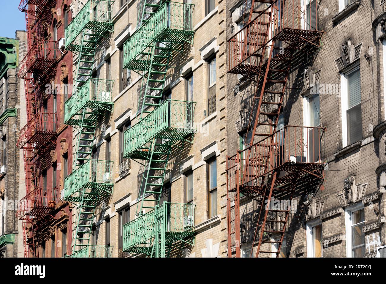 New York, Vereinigte Staaten von Amerika, 22. September 2019: Wohnhäuser mit typischen Feuerwehren in Manhatten Stockfoto