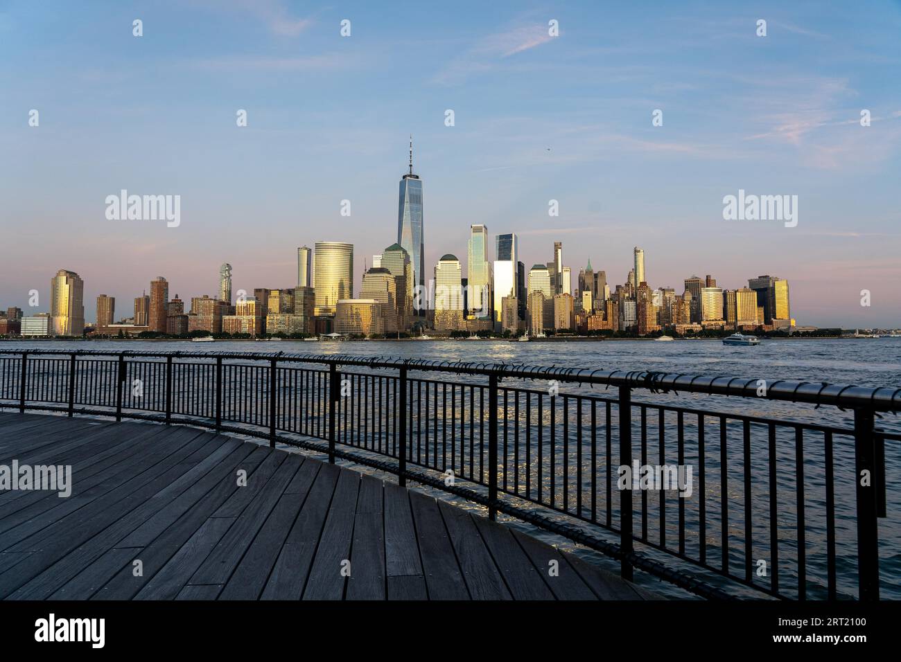 New York City, USA, 18. September 2019: Die Skyline von Lower Manhattan bei Nacht. Blick von Jersey City Stockfoto