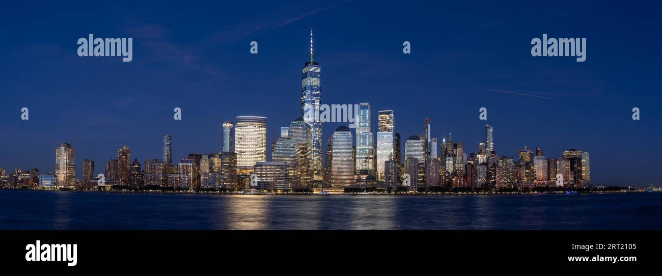New York City, USA, 18. September 2019: Die Skyline von Lower Manhattan bei Nacht. Blick von Jersey City Stockfoto