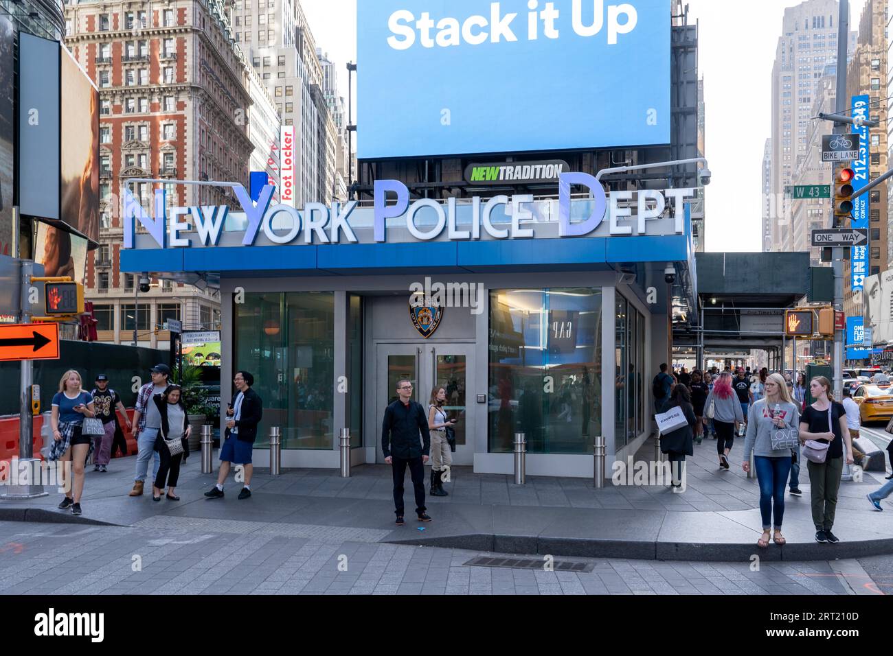 New York, USA, 20. September 2019: People Walk by New York Police Department (NYPD) at Famous Times Square Stockfoto