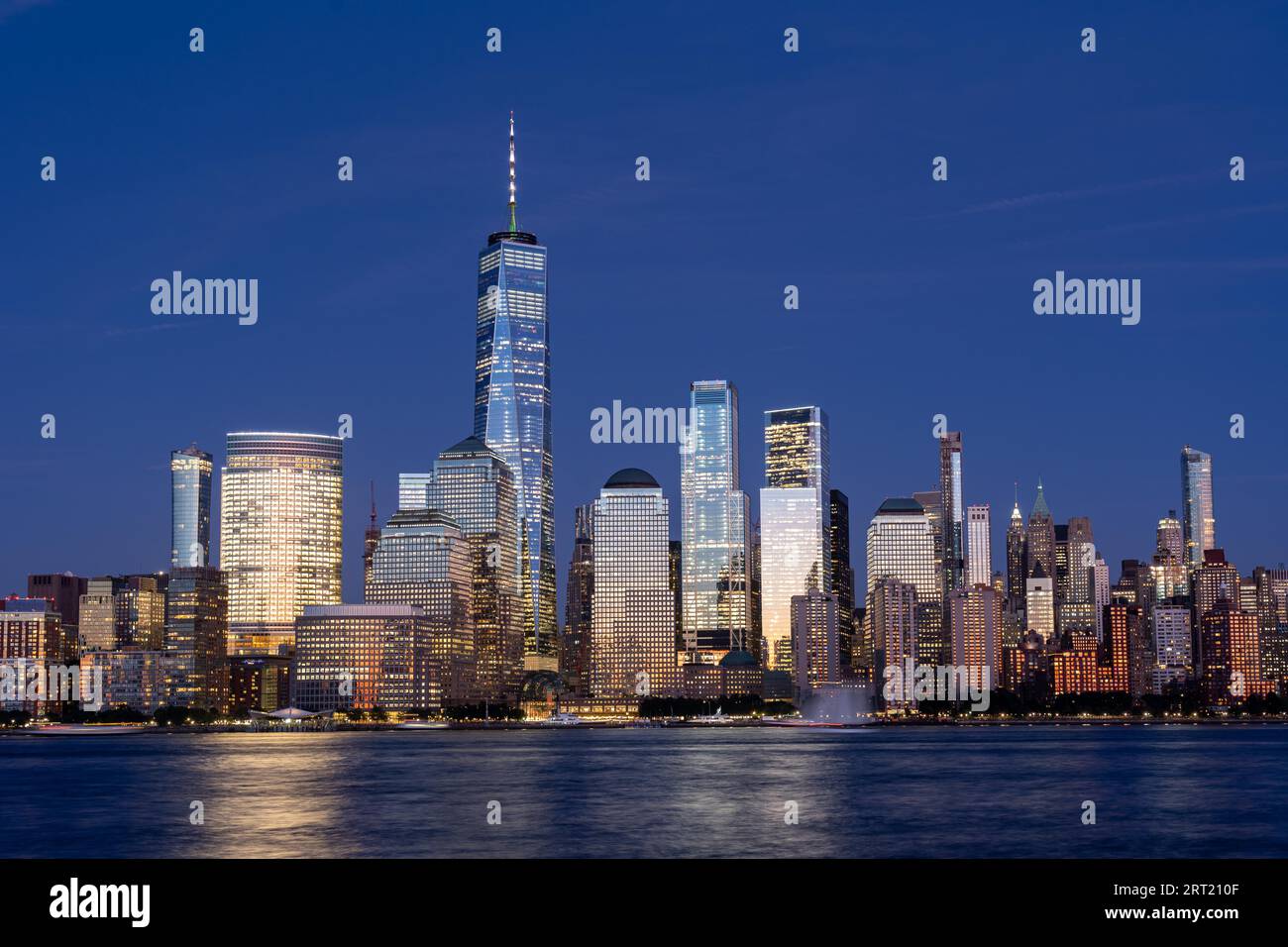 New York City, USA, 18. September 2019: Die Skyline von Lower Manhattan bei Nacht. Blick von Jersey City Stockfoto