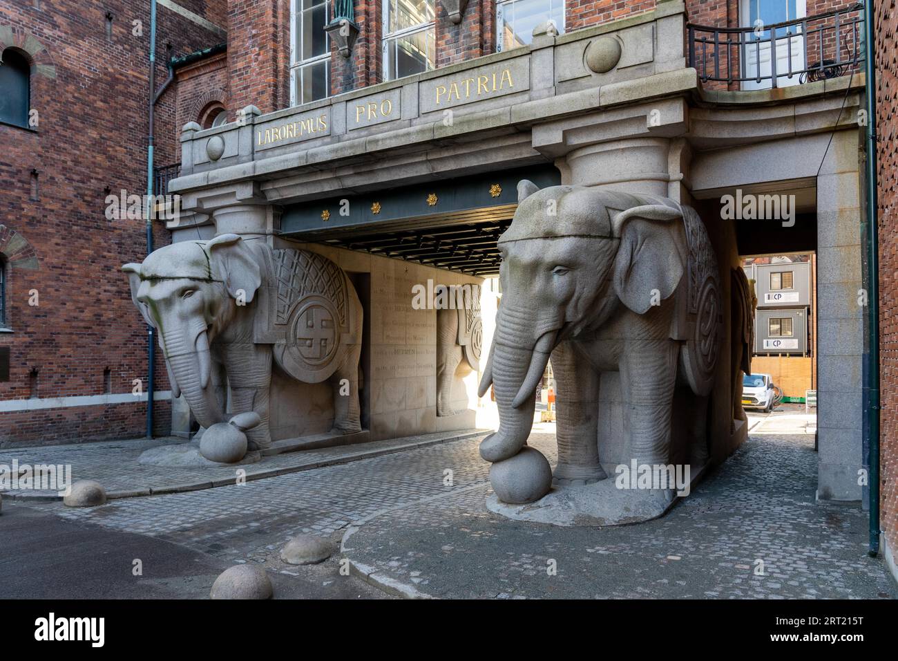 Kopenhagen, Dänemark, 14. Februar 2020: Das berühmte Elefantentor in der alten Carlsberg-Brauerei Stockfoto