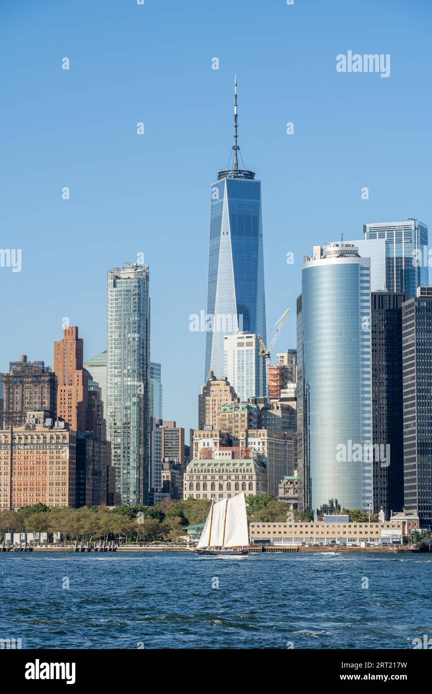 New York, Vereinigte Staaten von Amerika, 19. September 2019: Segelboot vor der Skyline von Lower Manhattan Stockfoto