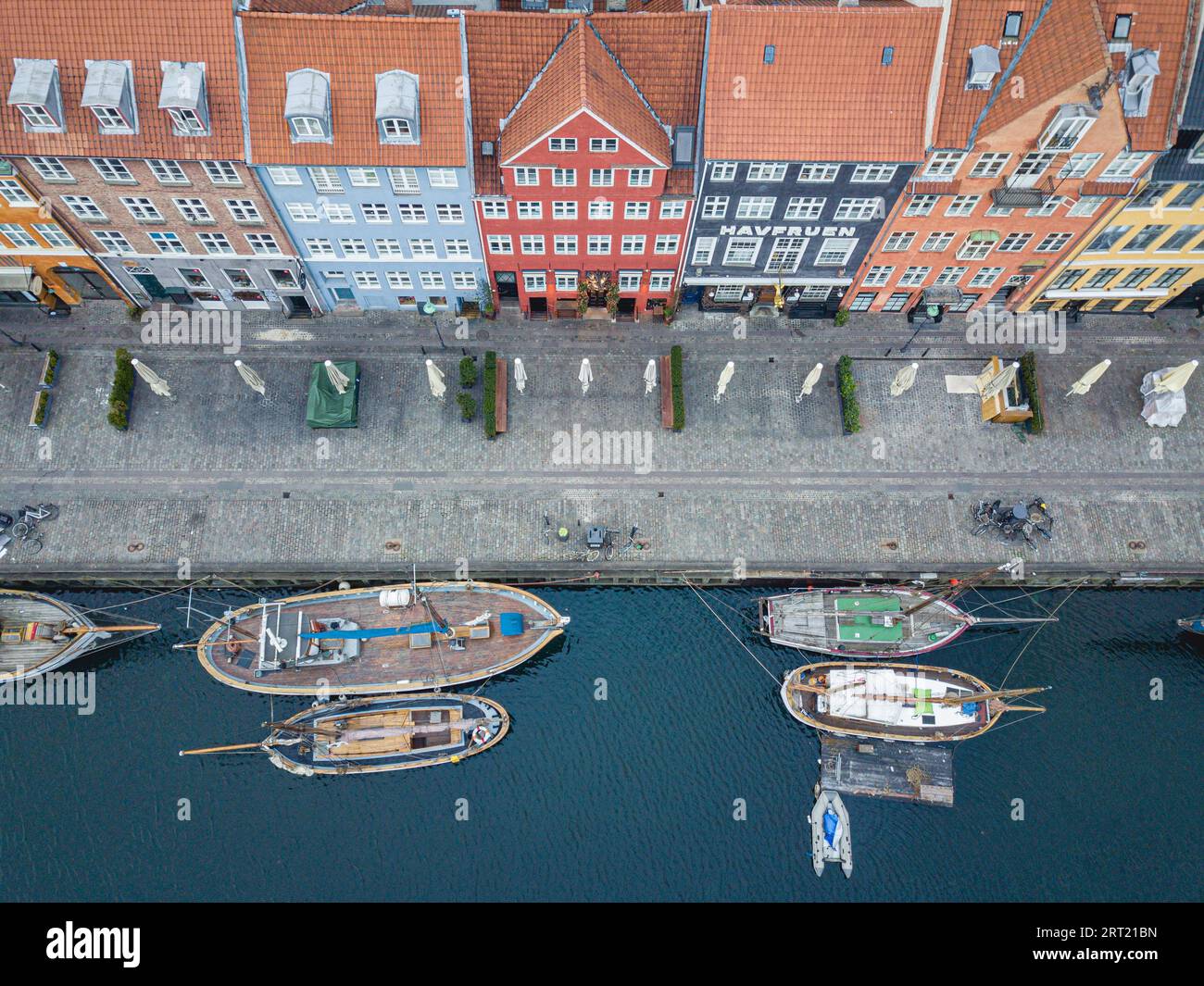 Kopenhagen, Dänemark, 07. April 2020: Drone View of the Famous Nyhavn District in the Historic City Centre Stockfoto