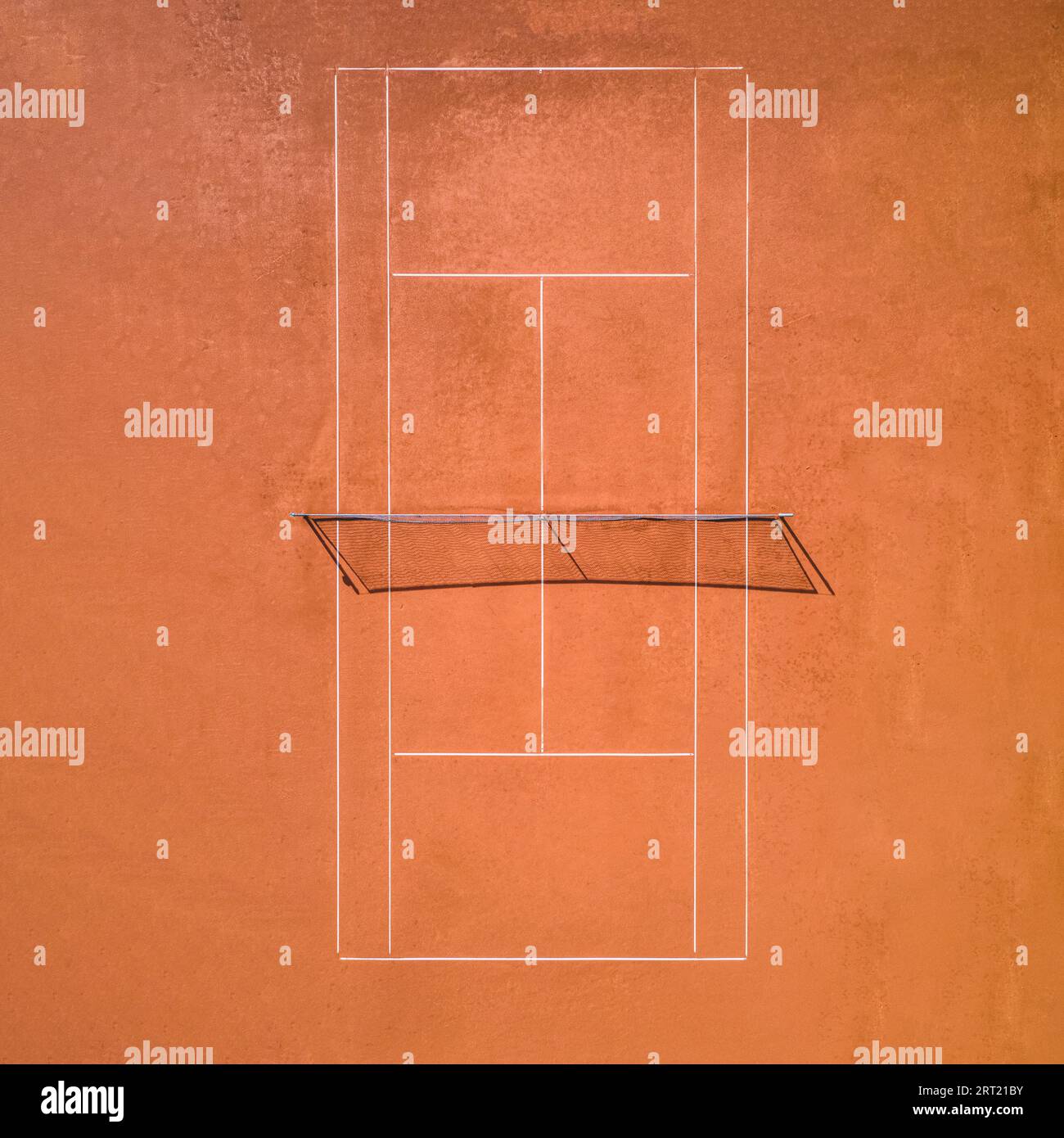 Luftaufnahme eines einzelnen Tennisplatzes aus rotem Ton ohne Spieler Stockfoto