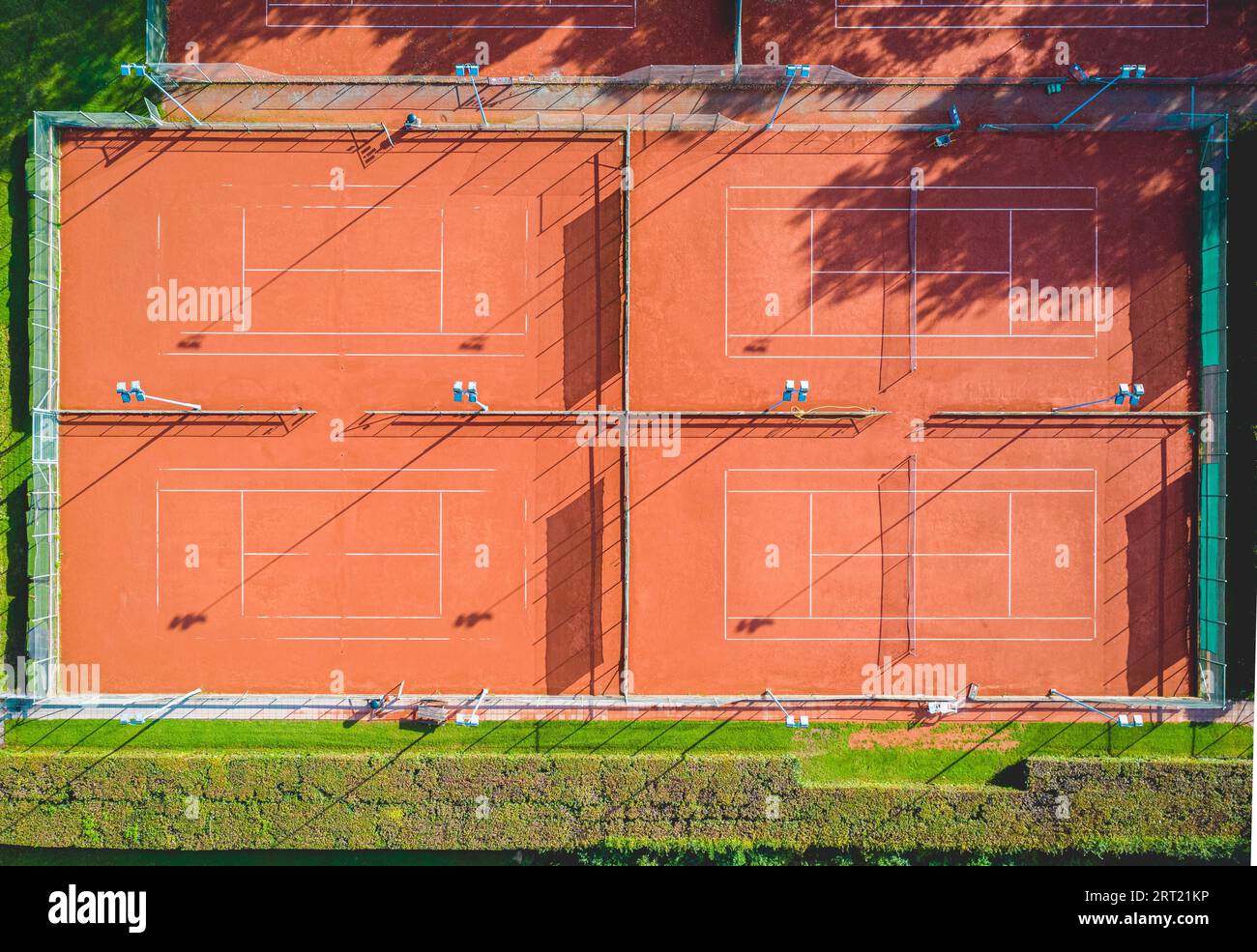 Luftaufnahme eines einzelnen Tennisplatzes aus rotem Ton ohne Spieler Stockfoto