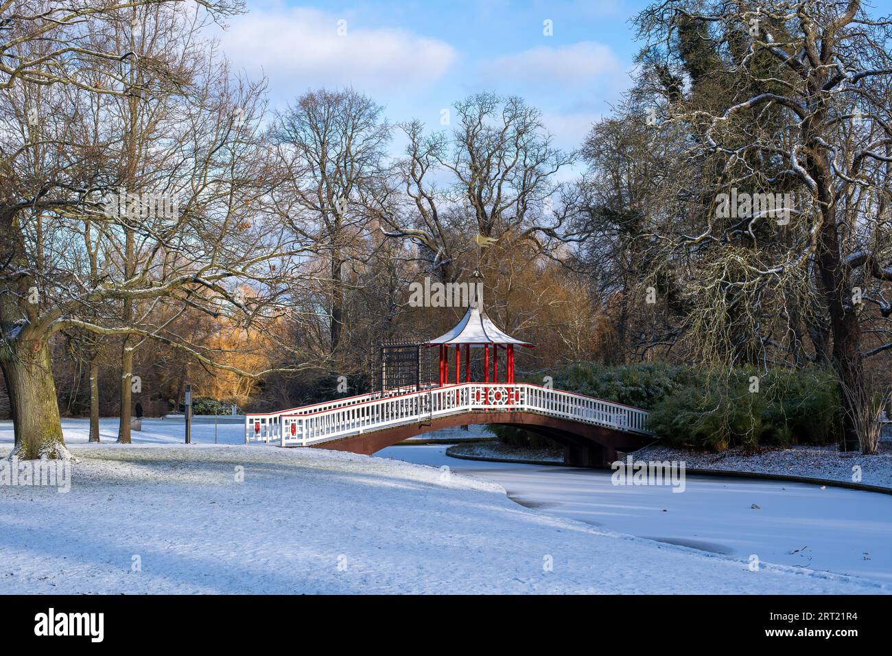 Kopenhagen, Dänemark, 31. Januar 2021: Hölzerne Brücke zum chinesischen Pavillon in Frederiksberg Gardens Stockfoto