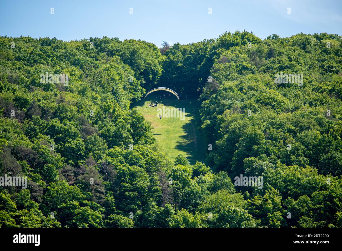Gleitschirmfliegen auf dem Krausberg im Ahrtal bei Dernau Stockfoto
