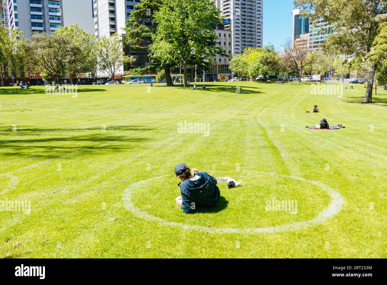 Melbourne, Australien, 16. Oktober 2020: Die Menschen genießen das warme Frühlingswetter in sozialen Entfernungen gemalte Kreise in Melbourne Parks während der Stockfoto