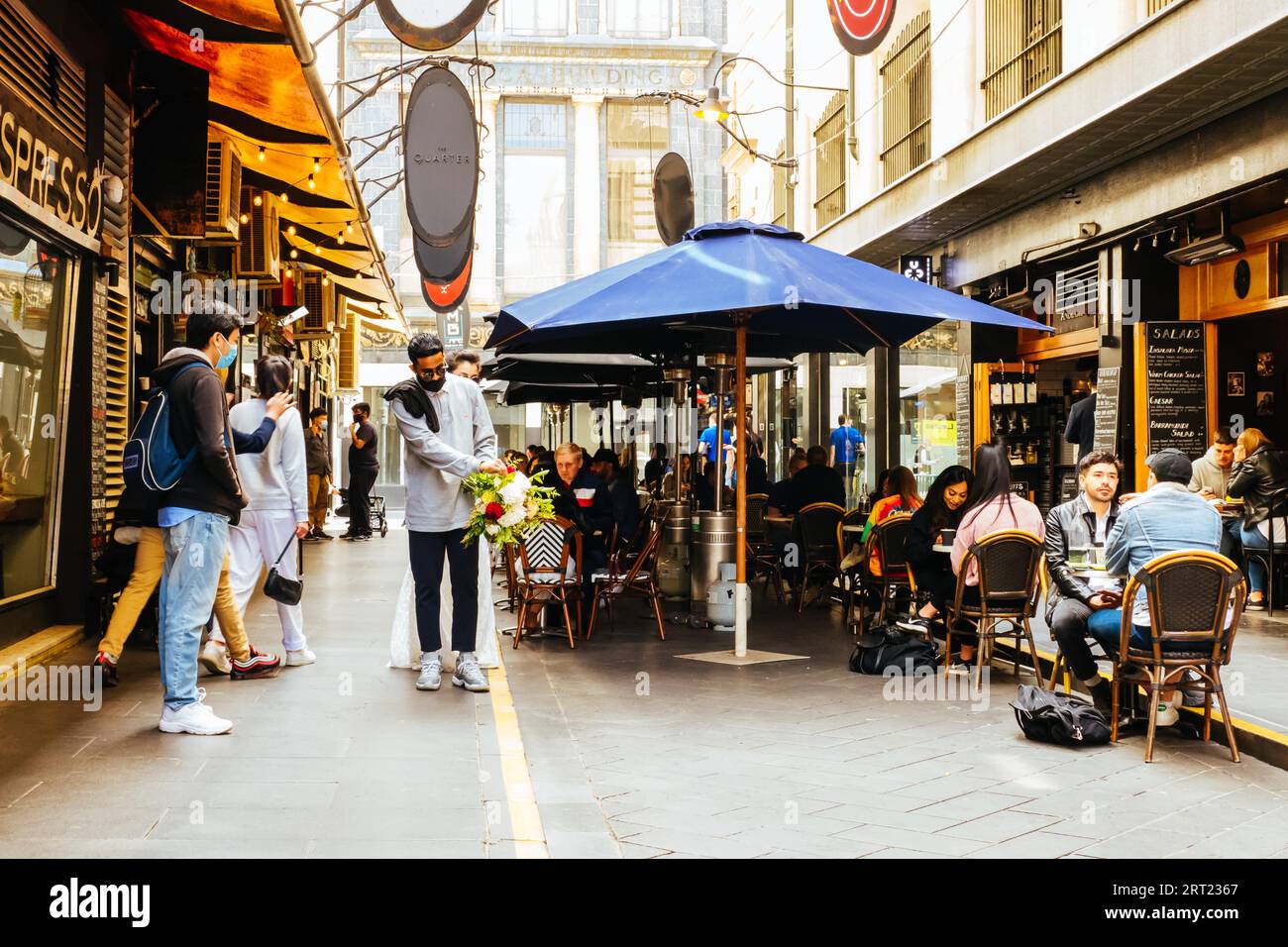 Melbourne, Australien, 1. November 2020: Cafés und Einzelhandelsgeschäfte werden wieder geöffnet, und es strömen Menschenmassen in die Stadt Melbourne. Die Degraves Street ist voll und fröhlich im Stockfoto