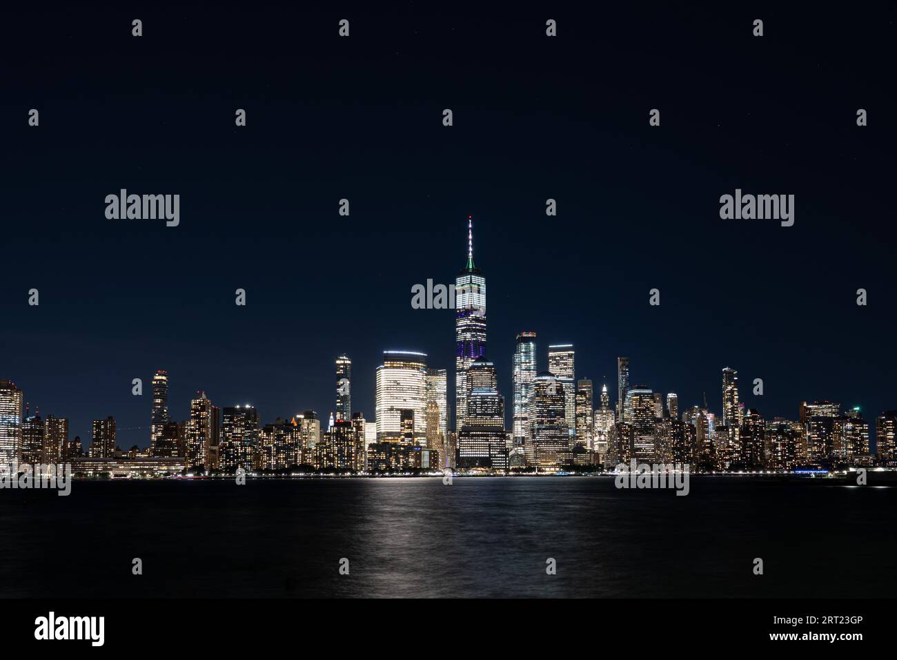 New York City, USA, 18. September 2019: Die Skyline von Lower Manhattan bei Nacht. Blick von Jersey City Stockfoto