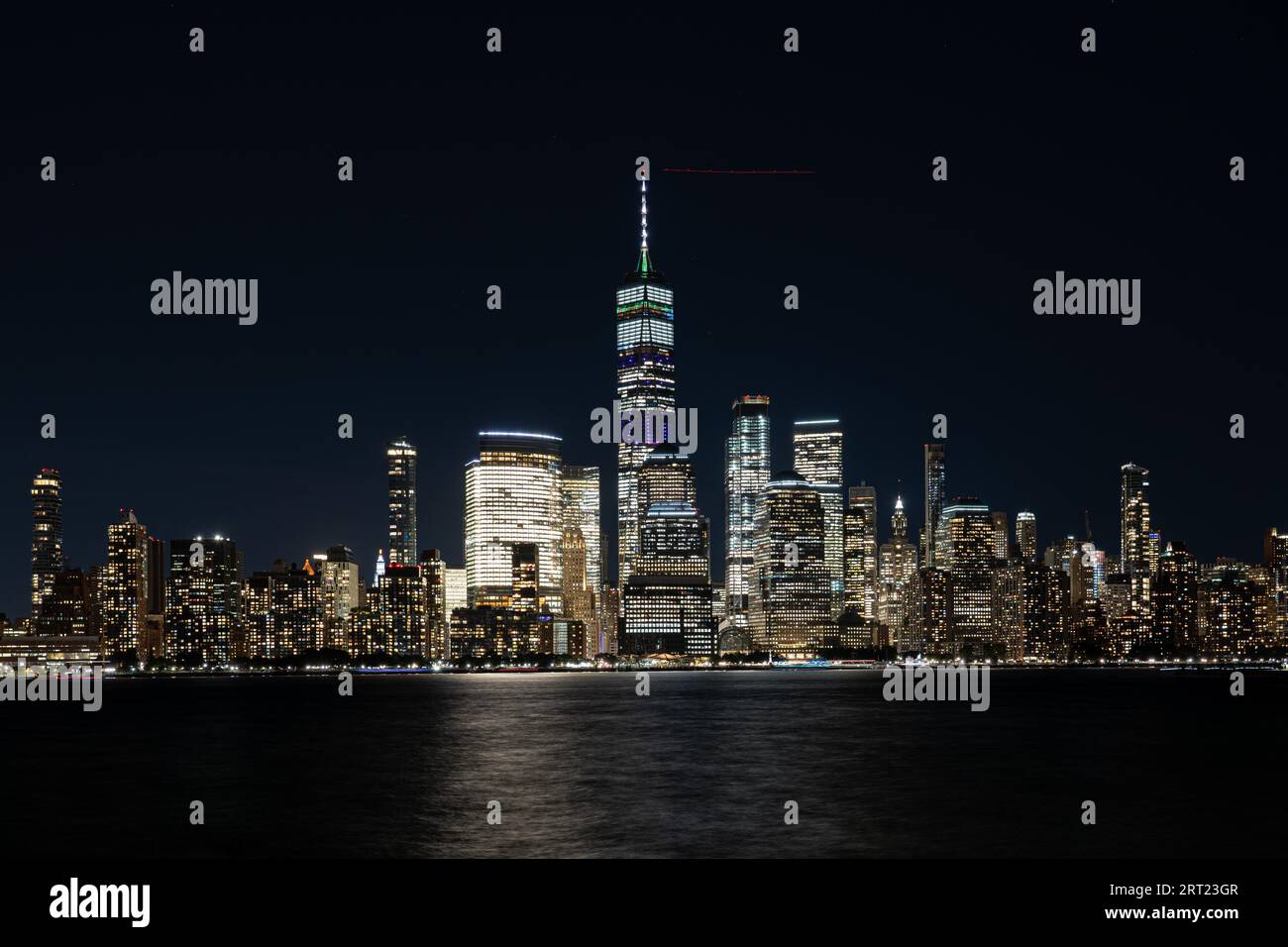 New York City, USA, 18. September 2019: Die Skyline von Lower Manhattan bei Nacht. Blick von Jersey City Stockfoto