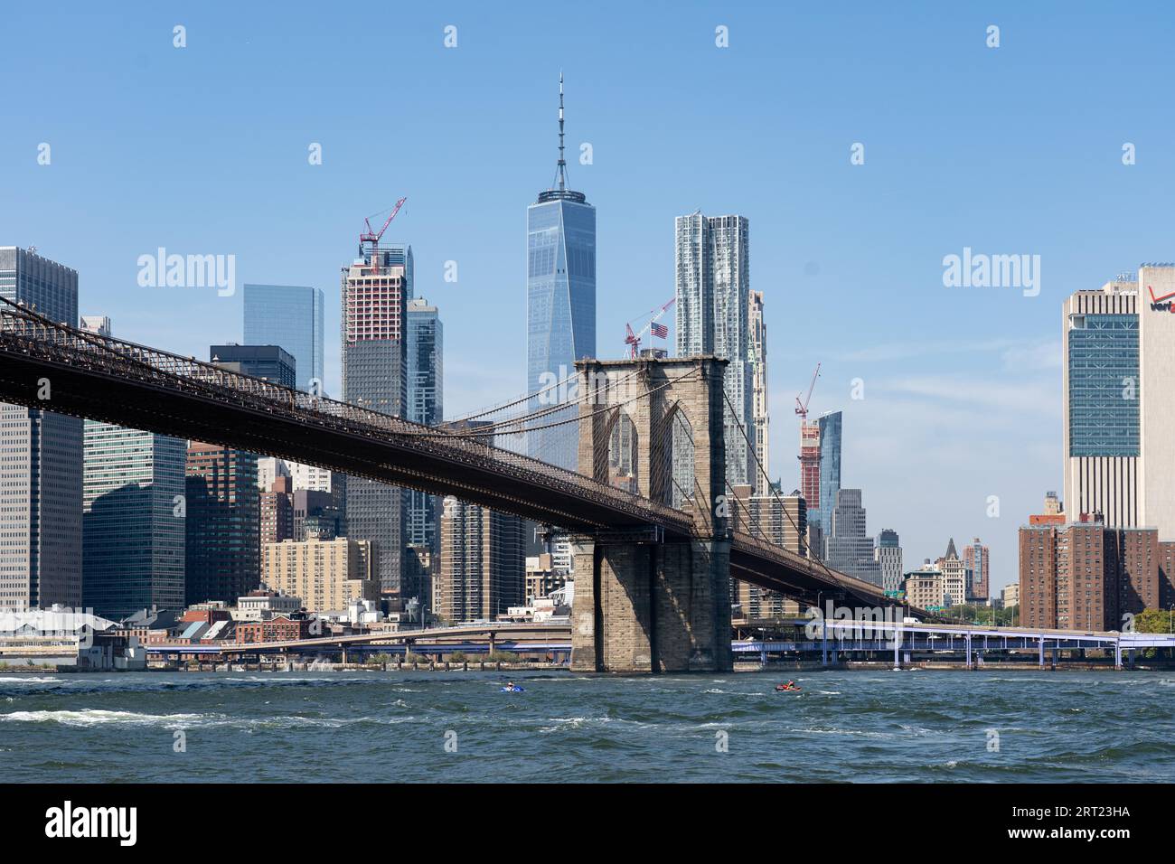 New York, USA, 22. September 2019: Blick auf die berühmte Brooklyn Bridge in Richtung Lower Manhattan in New York City Stockfoto