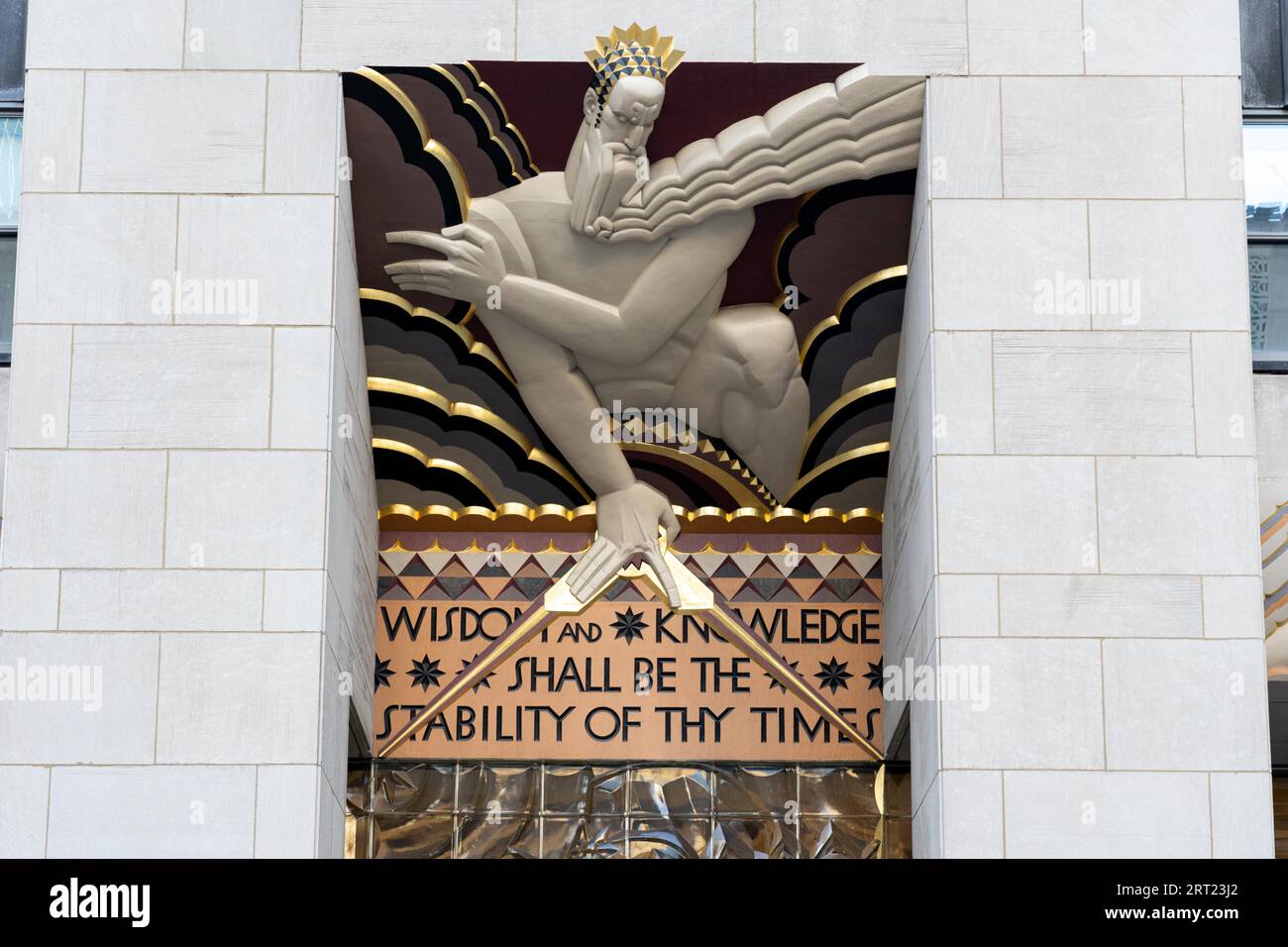 New York, United States of America, 21. September 2019: Weisheitsrelief über dem Eingang zum Hauptgebäude des Rockefeller Center. Erstellt von Stockfoto