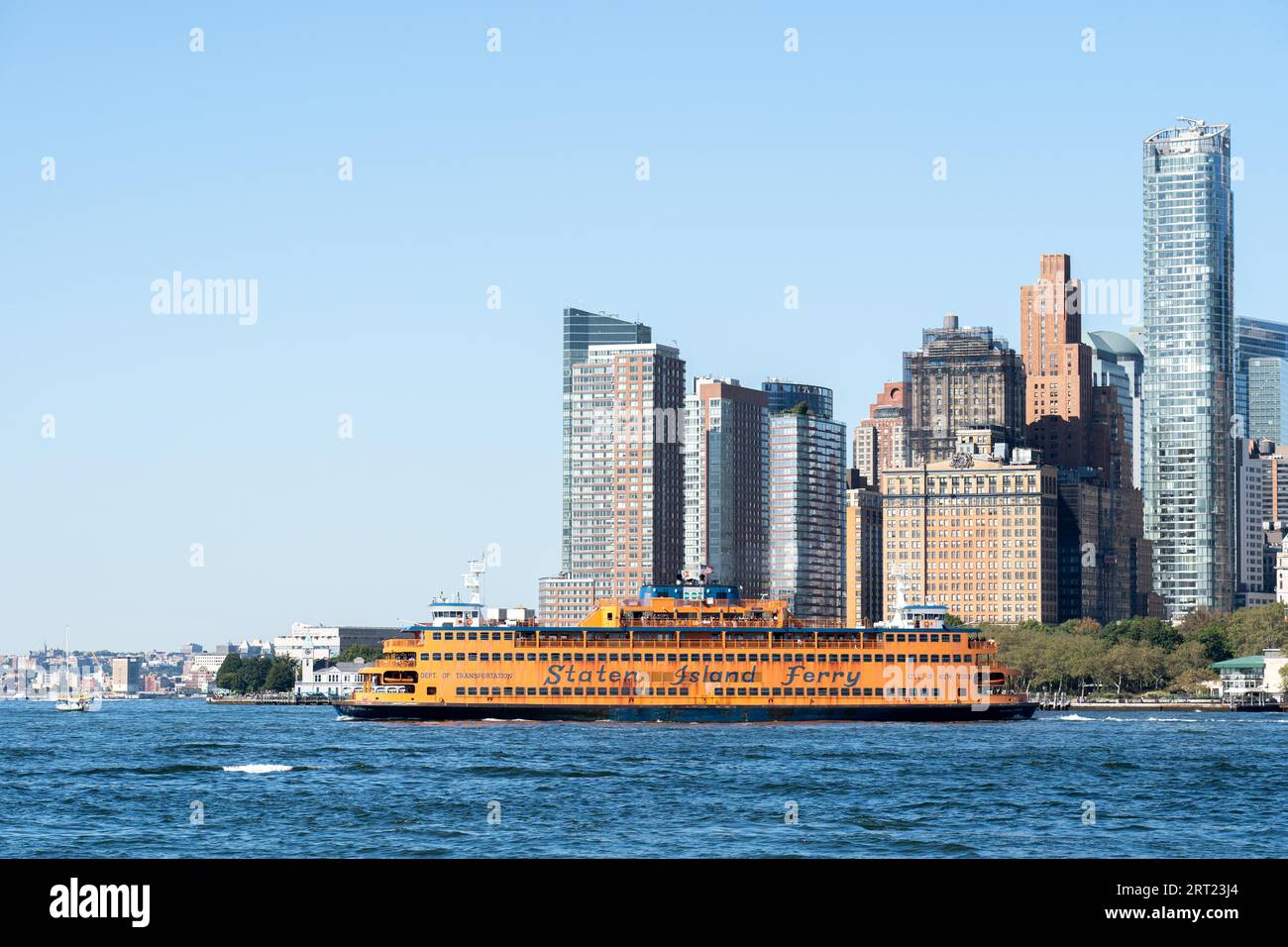 New York, Vereinigte Staaten von Amerika, 19. September 2019: Staten Island Fähre segelt vor der Skyline von Lower Manhattan Stockfoto