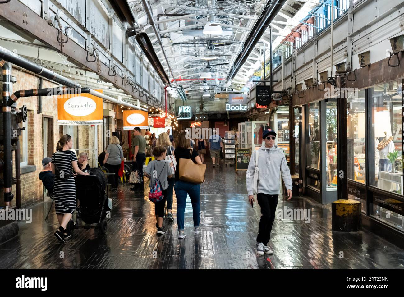 New York City, USA, 21. September 2019: Menschen spazieren durch die Geschäfte des historischen Chelsea Market Stockfoto