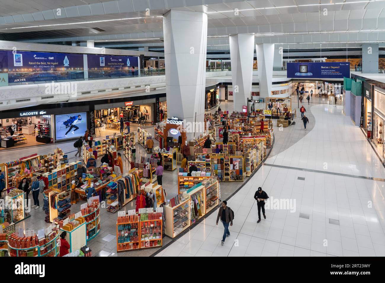 Delhi, Indien, 14. Dezember 2019: Geschäfte im Terminal des Indira Gandhi International Airport Stockfoto