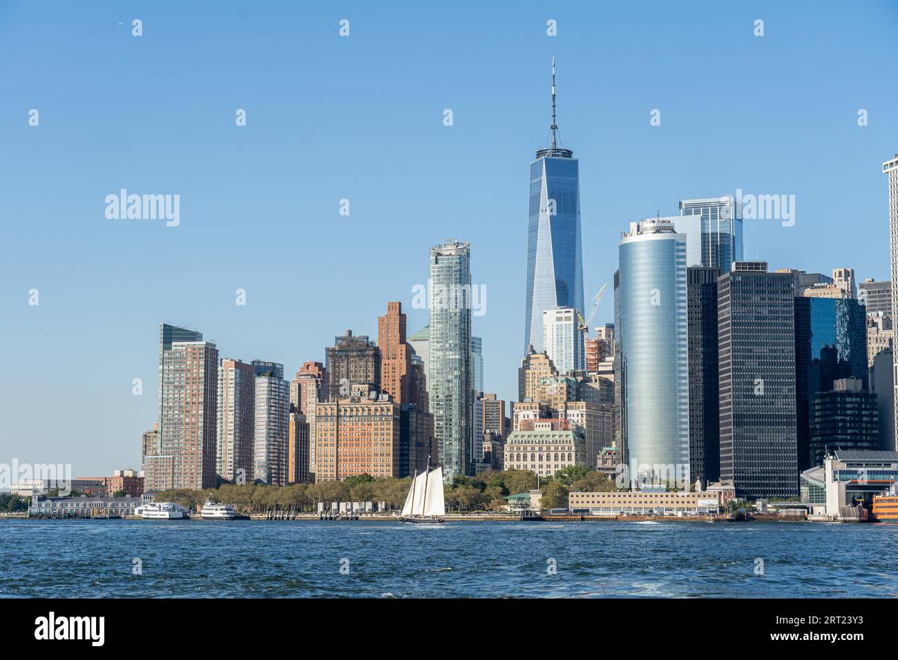New York, Vereinigte Staaten von Amerika, 19. September 2019: Segelboot vor der Skyline von Lower Manhattan Stockfoto