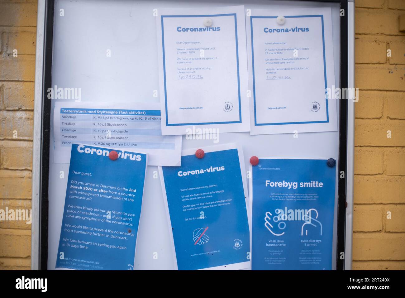 Kopenhagen, Dänemark, 17. März 2020: Infotafel über das Corona-Virus auf einem öffentlichen Spielplatz Stockfoto