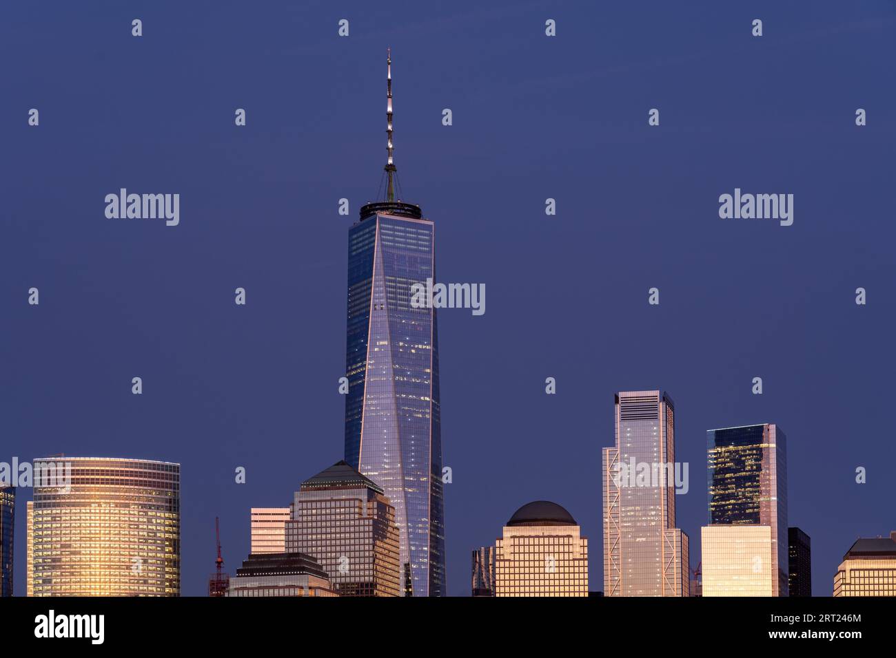 New York City, USA, 18. September 2019: Die Skyline von Lower Manhattan bei Nacht. Blick von Jersey City Stockfoto