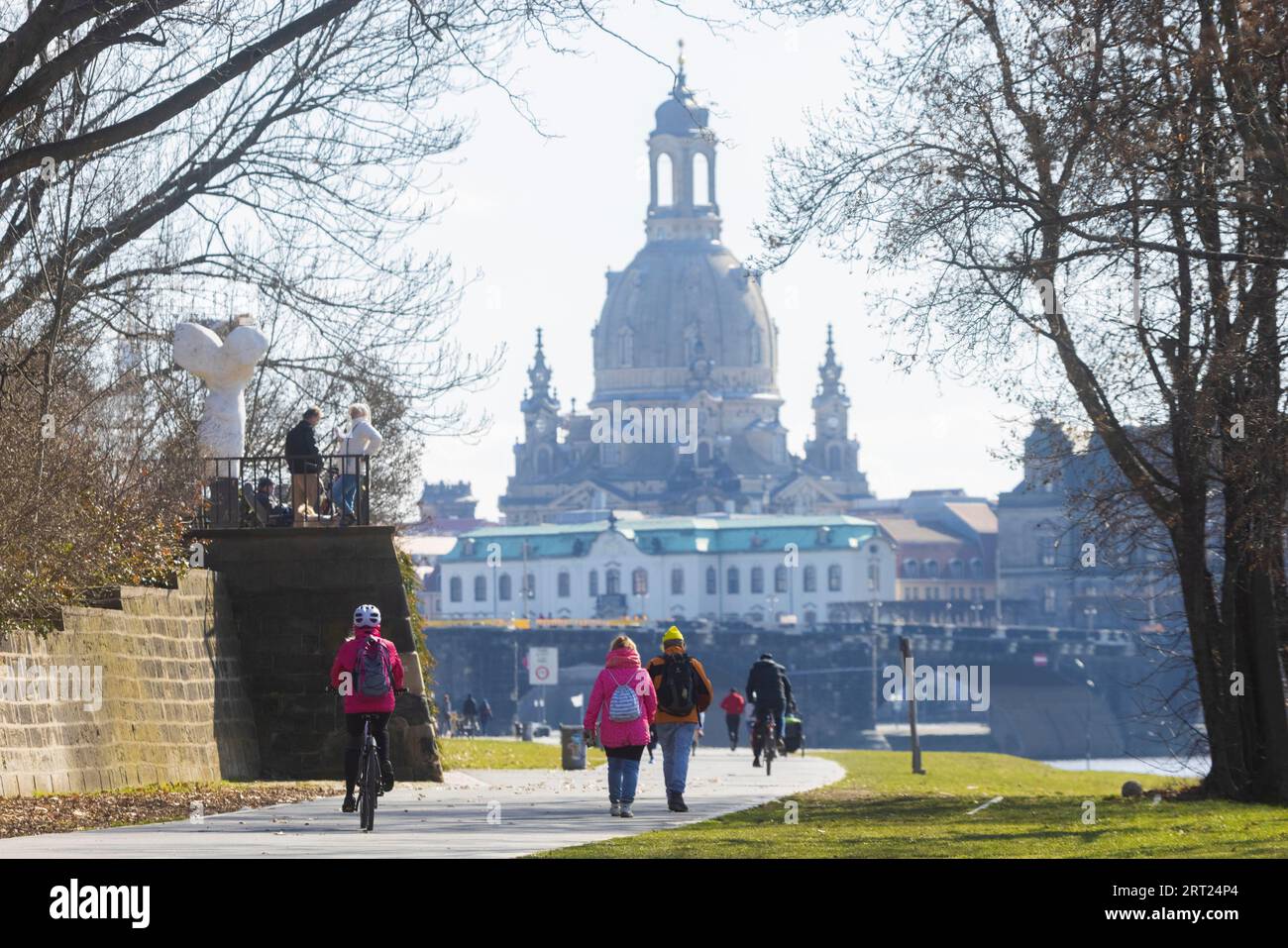 Der Sonnenschein zieht viele Dresdener im Freien an. Alle hoffen auf eine Lockerung der Crona-Maßnahmen Stockfoto