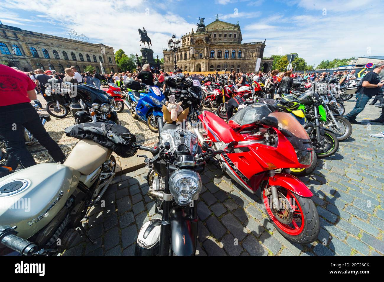 Mehr als 000 Motorradfahrer aus Mitteldeutschland protestieren gegen Fahrverbote auf dem Theaterplatz in Dresden Stockfoto