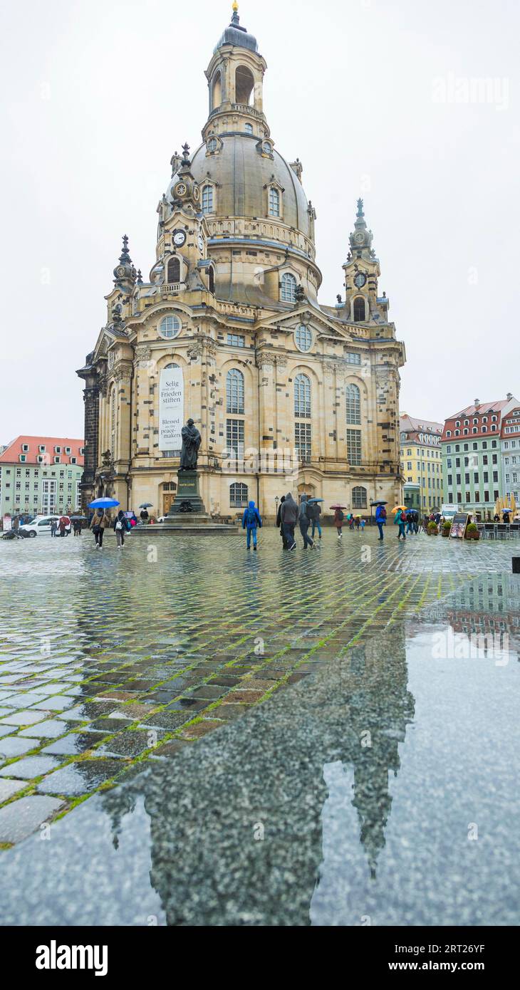 Regnerischer Neumarkt in Dresden mit Touristen vor der Marienkirche Stockfoto