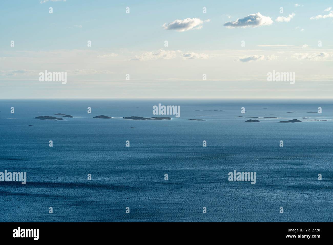 Inseln und Skerries im Vega-Archipel, Norwegen Stockfoto